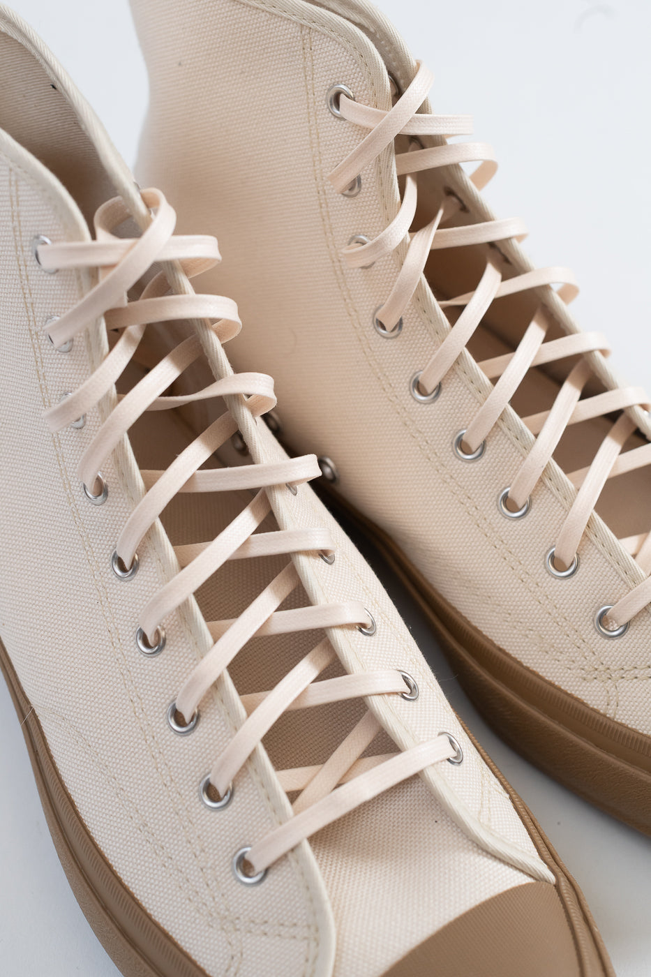 Hi Basket Sneaker - Natural, Gum