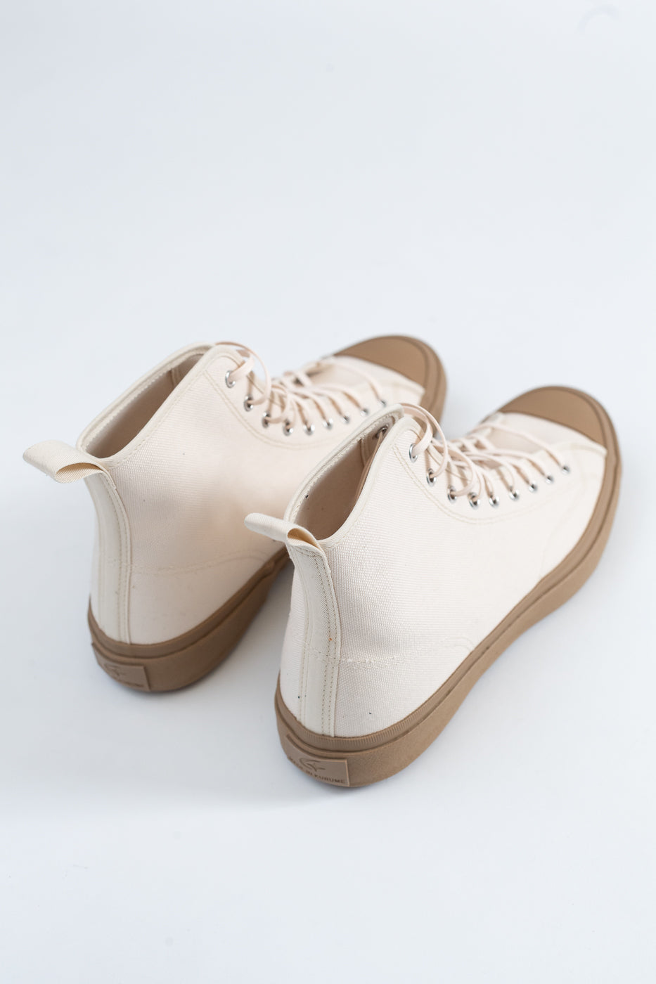 Hi Basket Sneaker - Natural, Gum