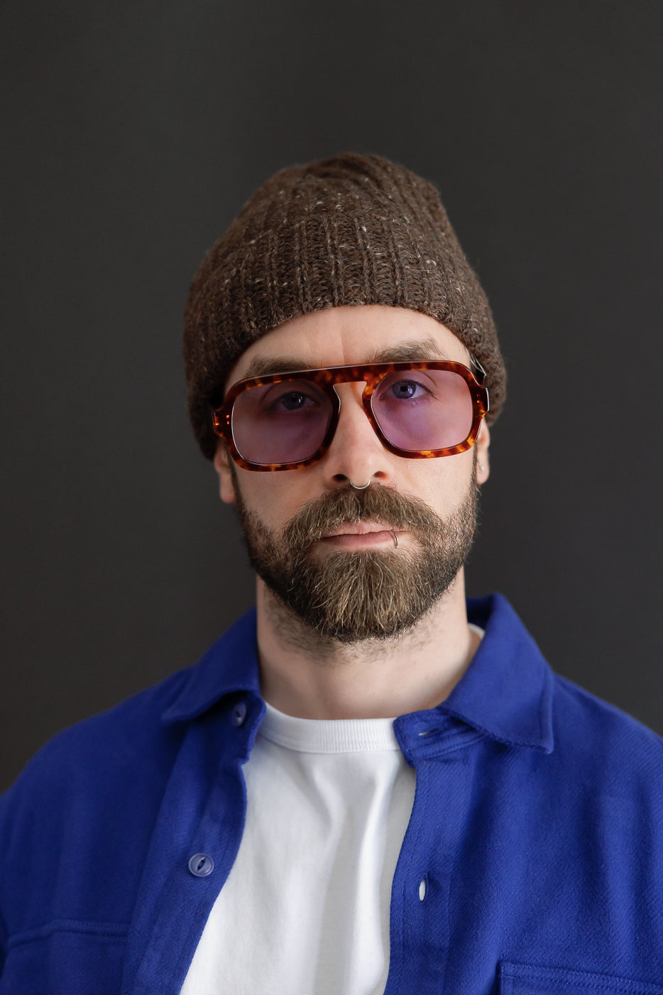 Front view close-up of a male model, 5'9