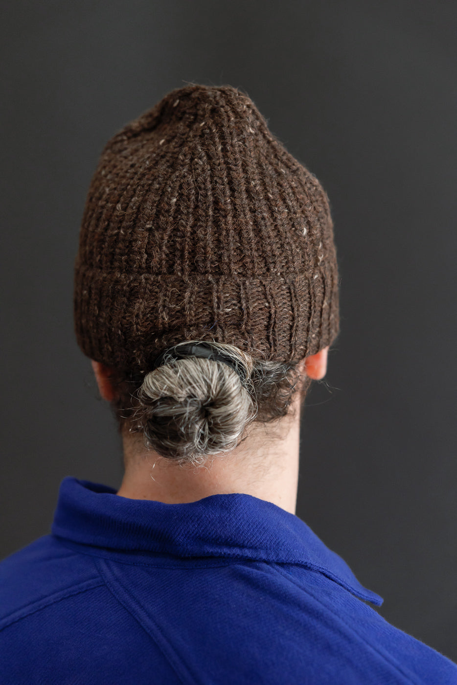 Close-up back view of a male model (5'9