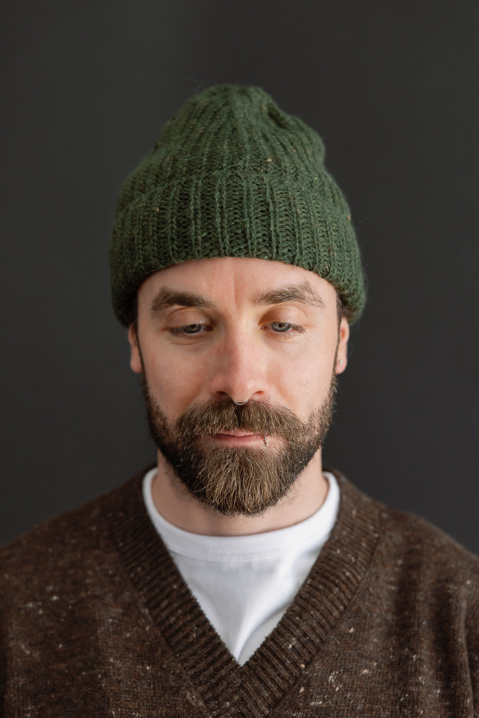 Close-up front view of a male model, 5'9