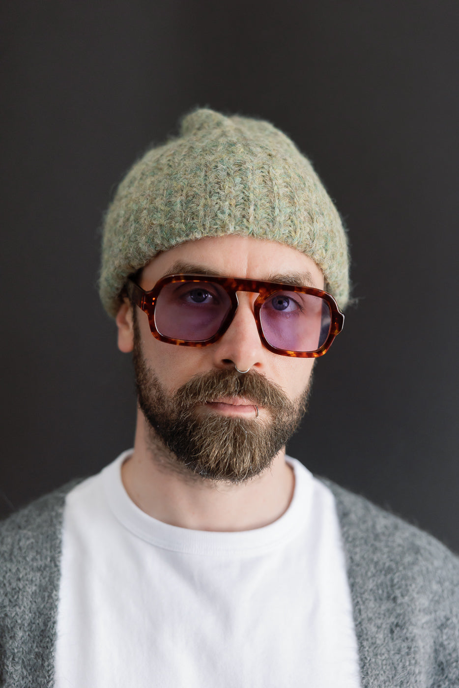Close-up front view of a male model, 5'9