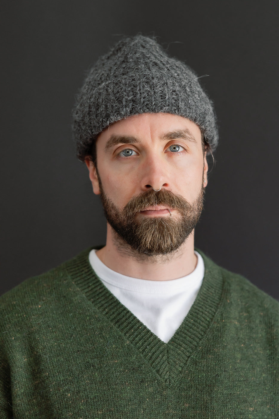Close-up front view of a male model, 5'9