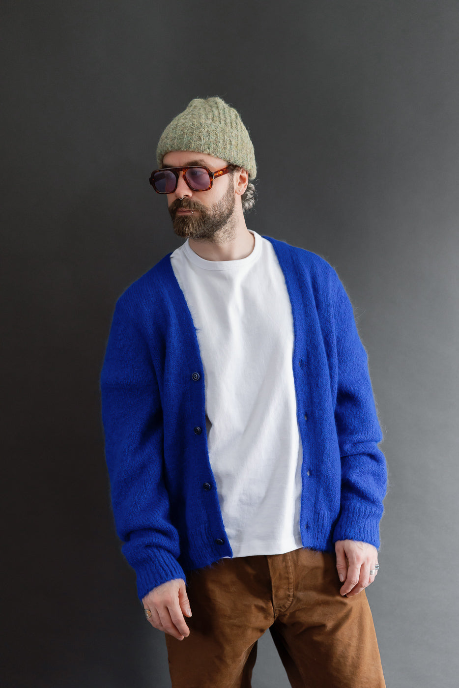 Front view of a male model, 5'9