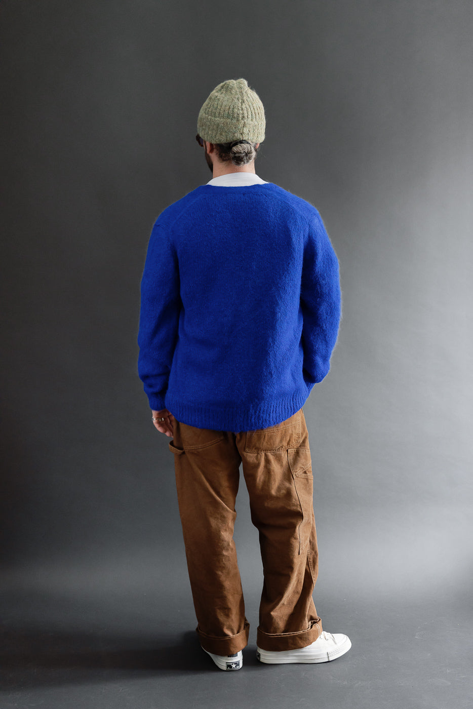 Back view, full body: Male model, 5'9