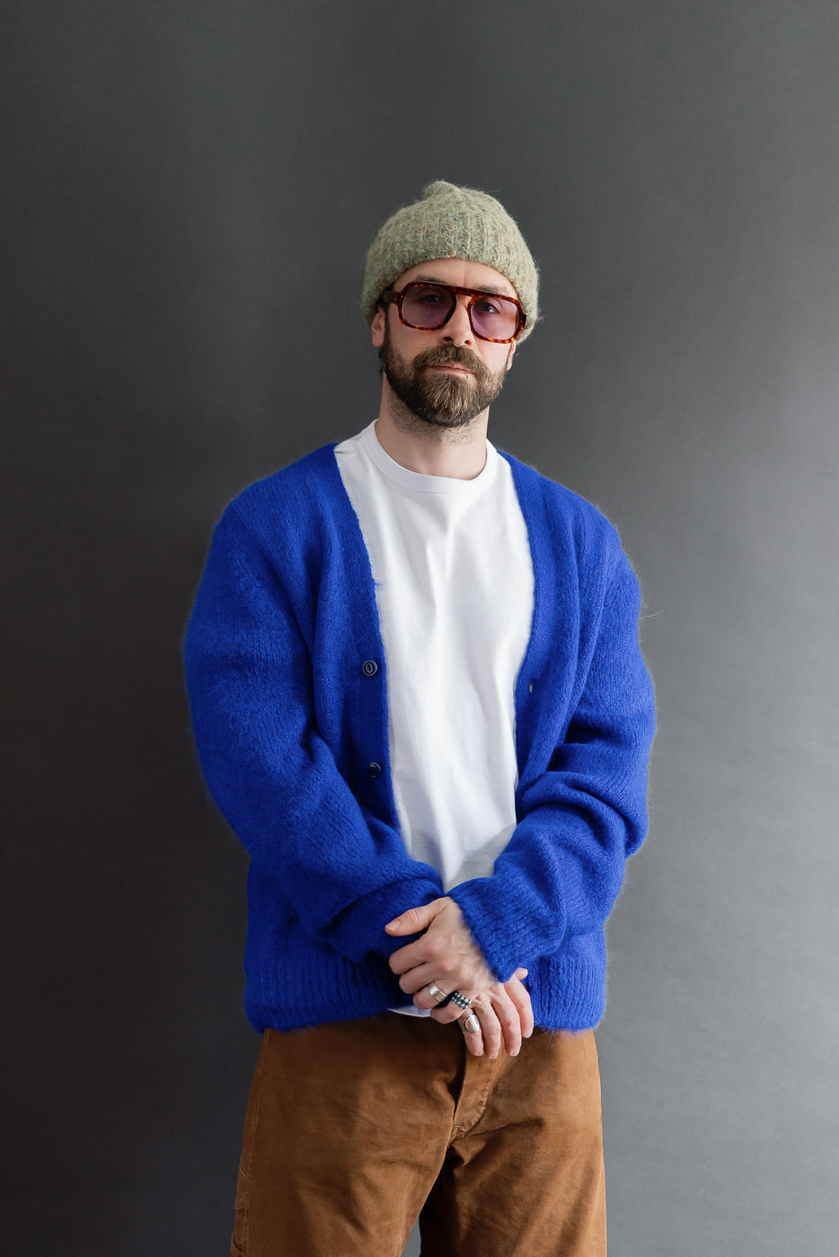 Front view of a male model, 5'9