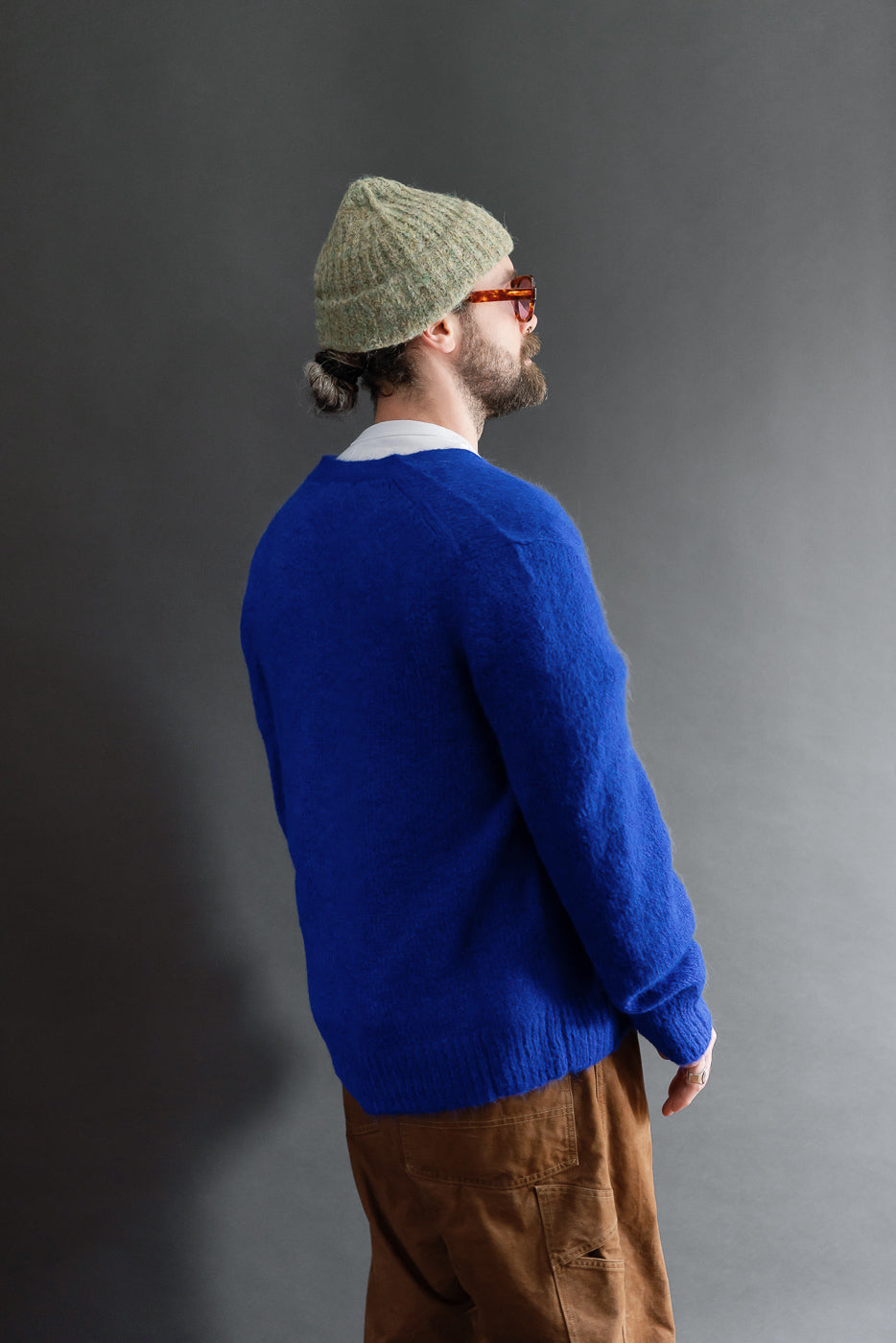 Back view of a male model, 5'9