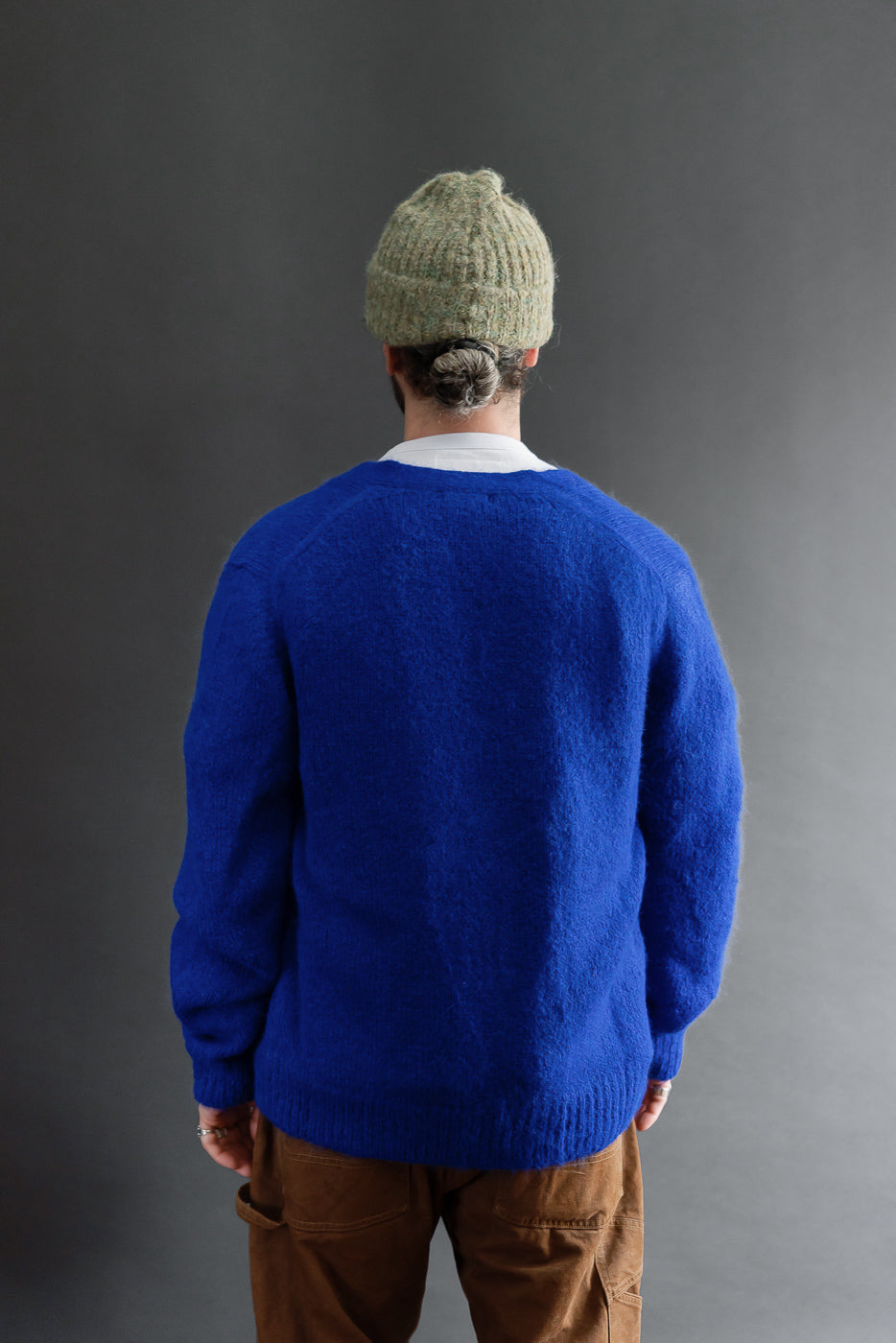 Back view of a male model, 5'9