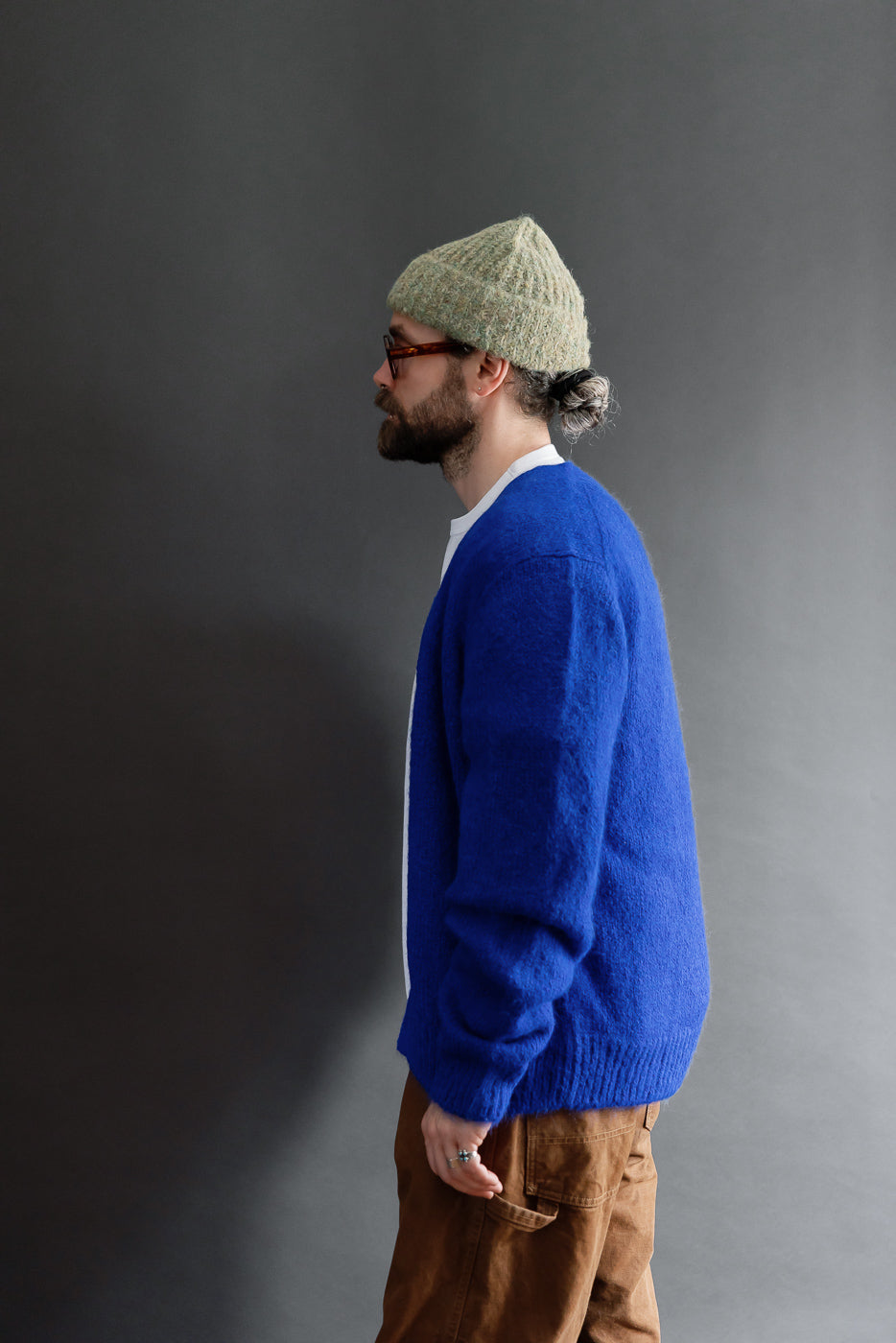 Side profile of a male model, 5'9
