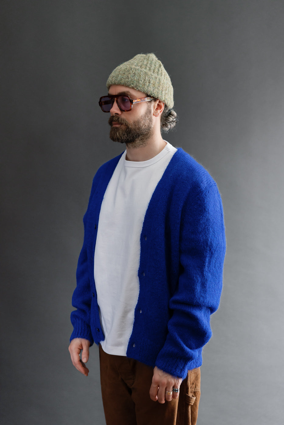 Front view of a male model (5'9