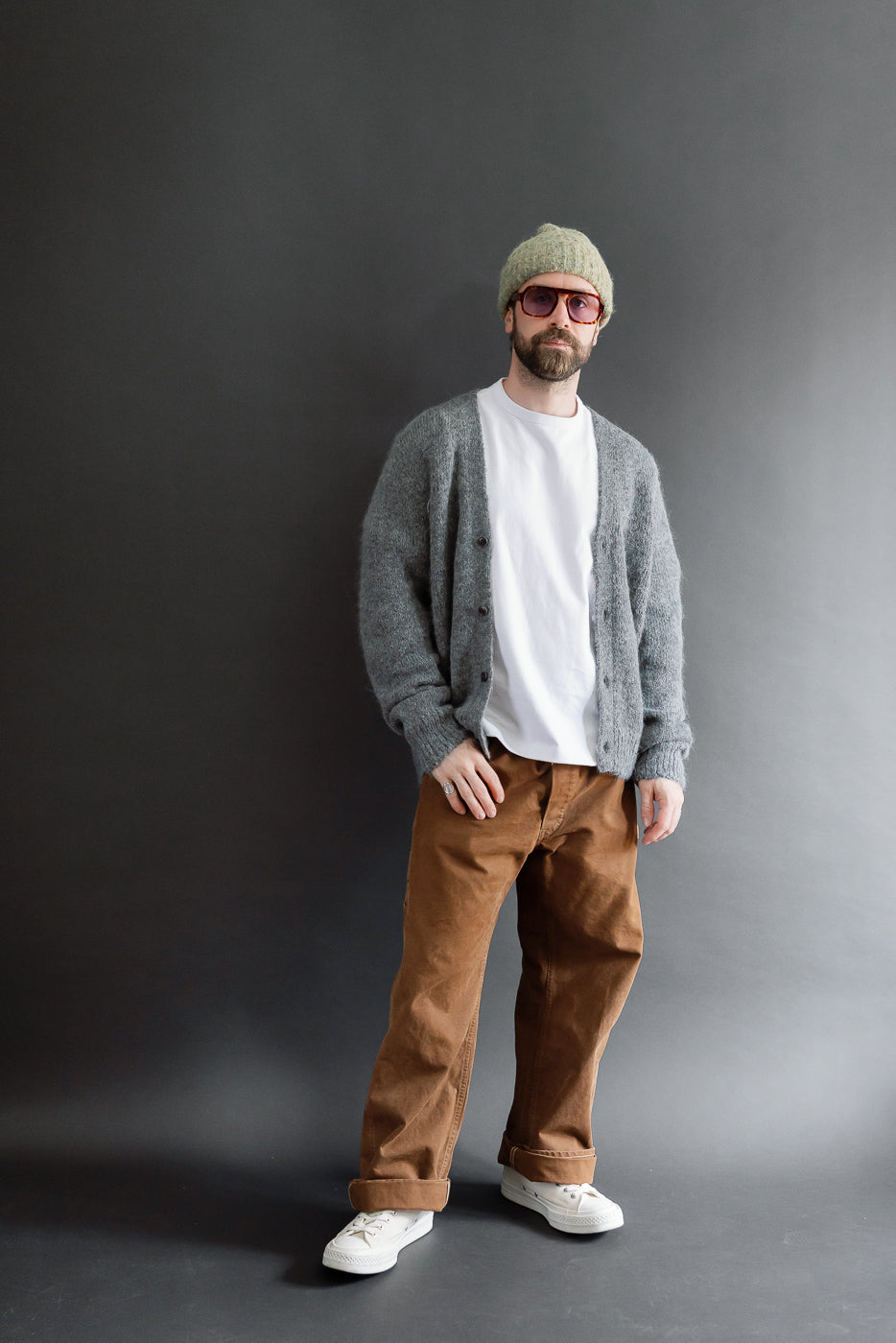 Full body front view: male model, 5'9