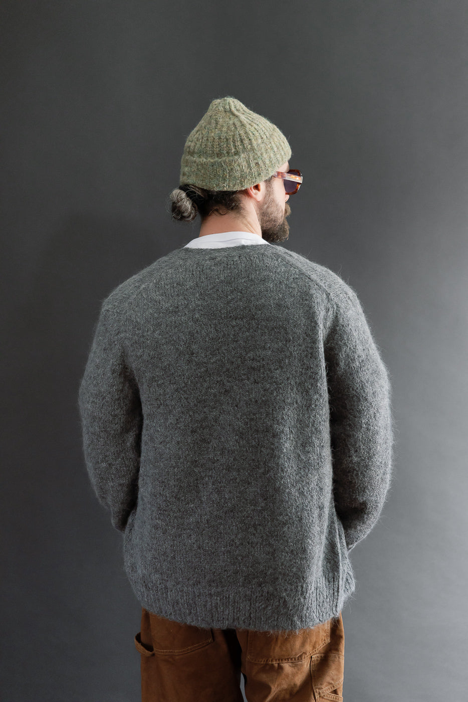 Back view of a male model, 5'9
