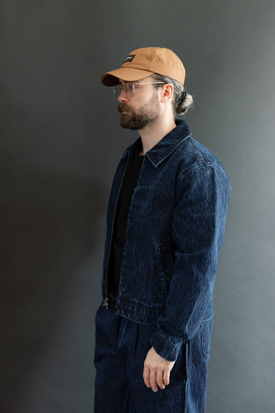 Side view of male model, 5'9