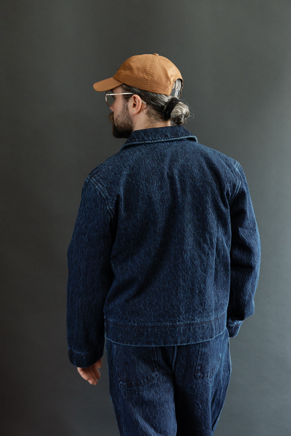 Back view of a male model, 5'9