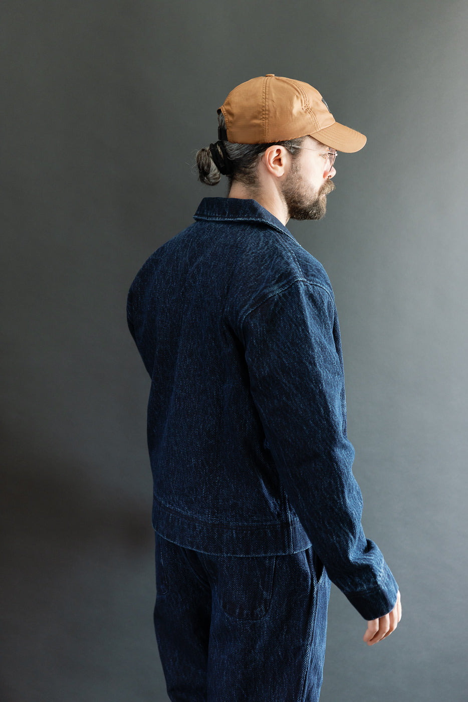 Back view of a male model, 5'9