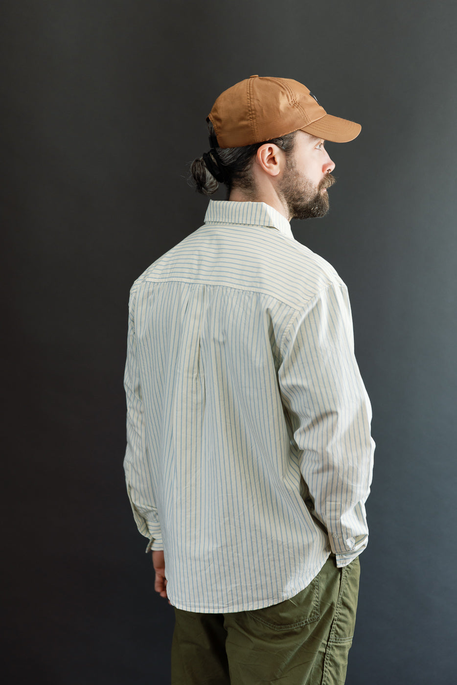 Back view, full body: Male model, 5'9