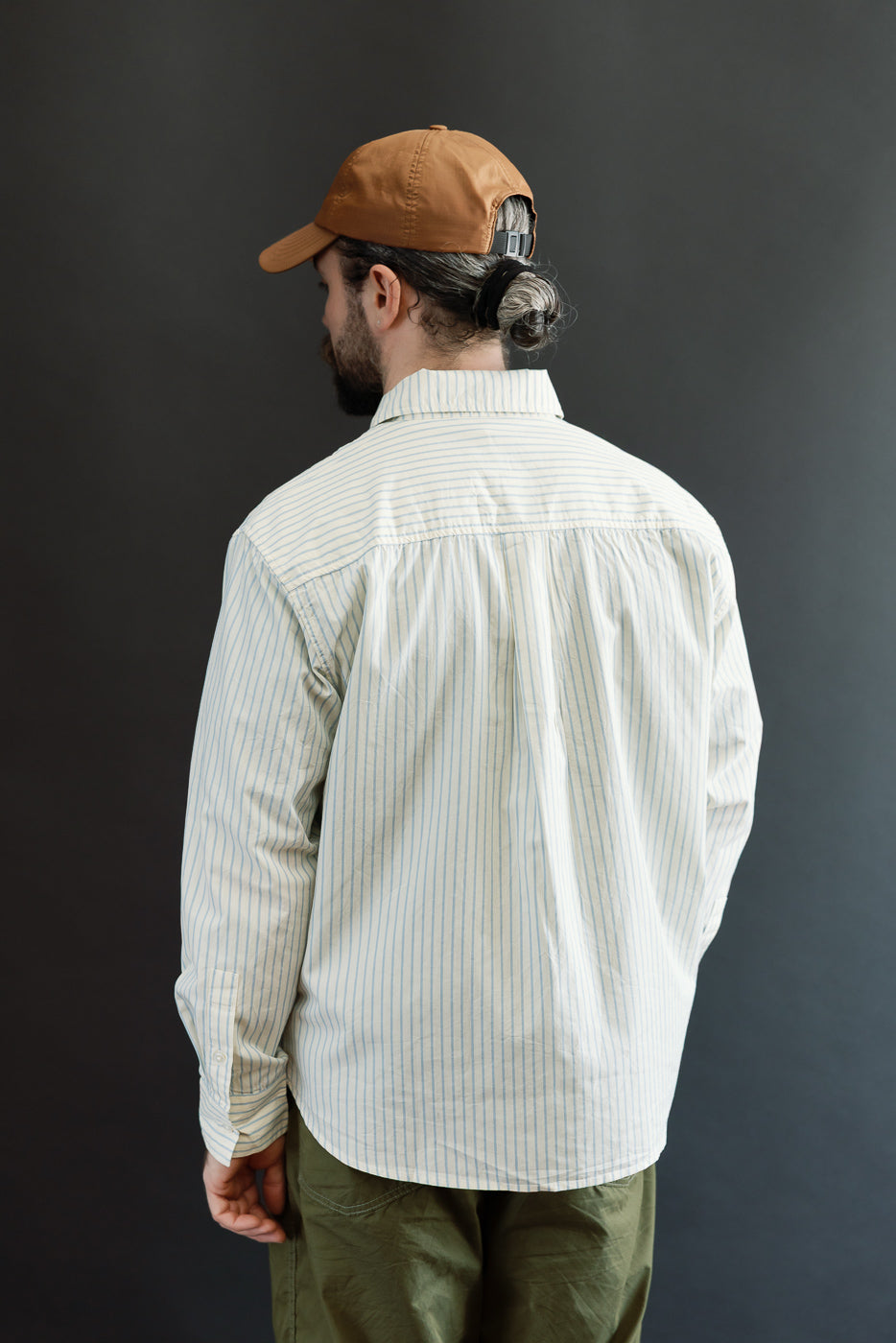 Back view of male model, 5'9