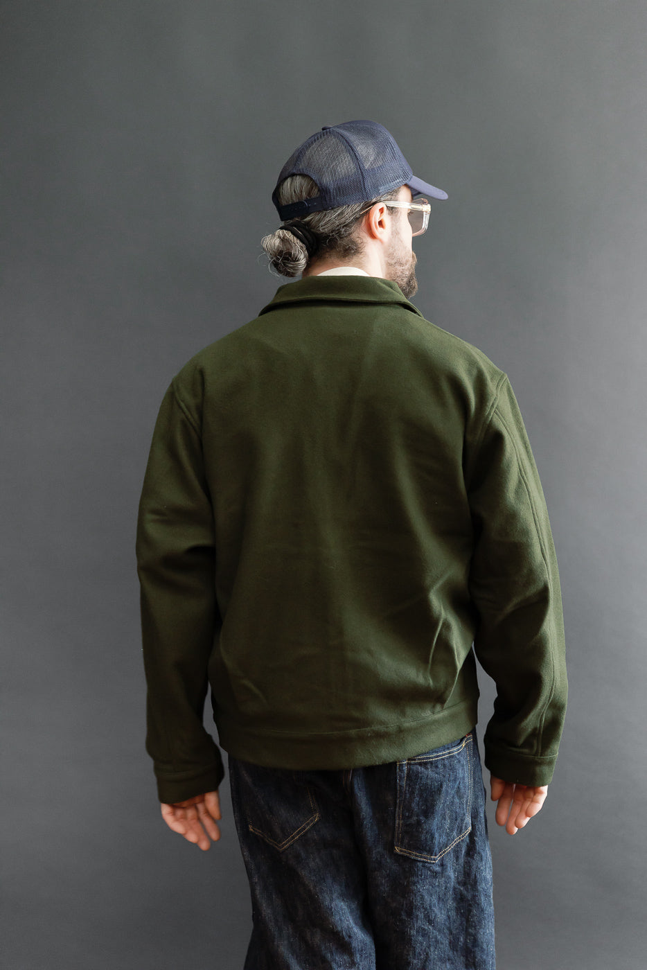 Back view of a male model, 5'9
