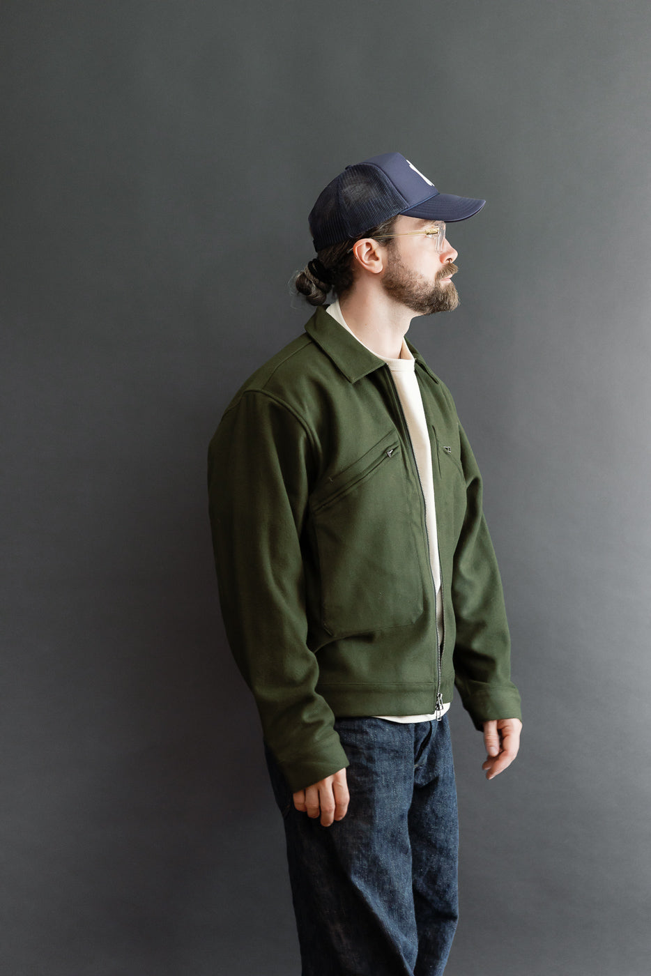 Side view, full body: Male model, 5'9