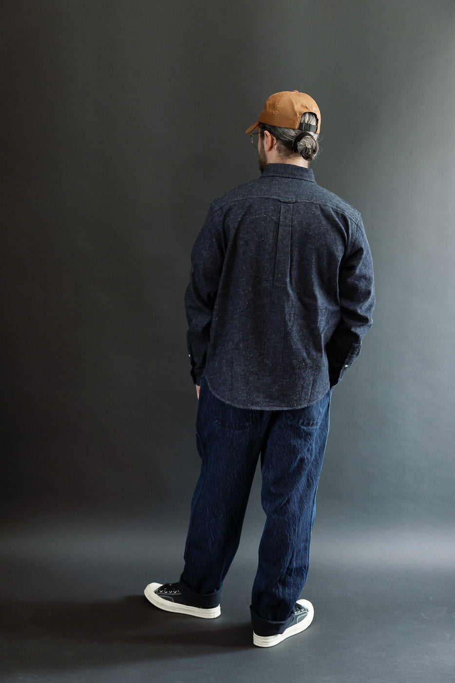 Back view, full body: Male model, 5'9