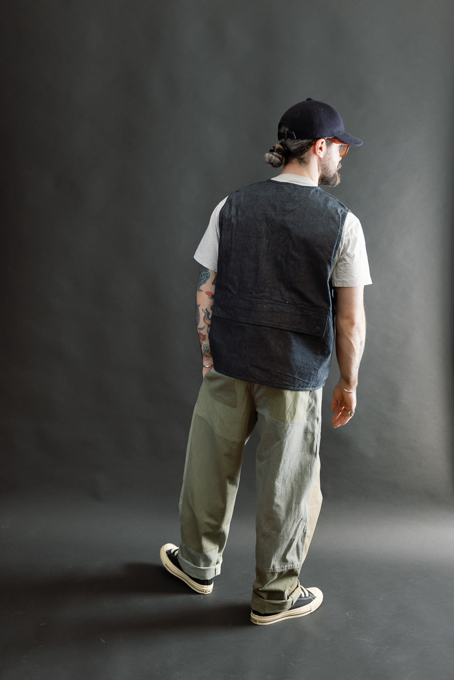 Full body view of male model 5'9