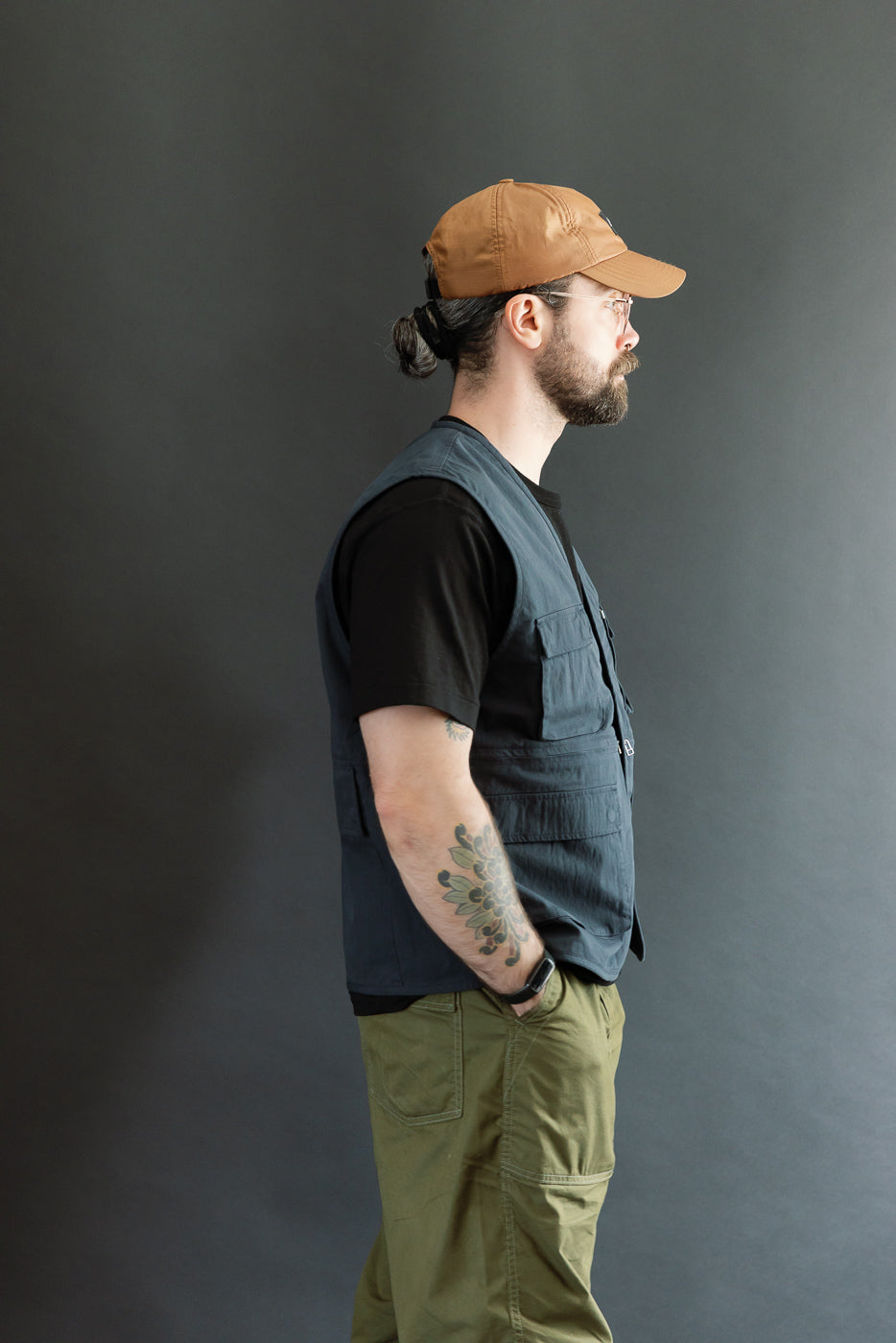 Side view, full body: Male model, 5'9
