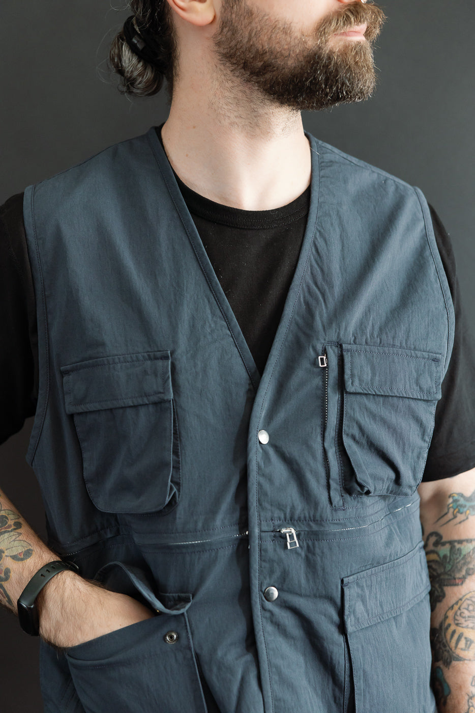 Front view close-up of a male model (5'9