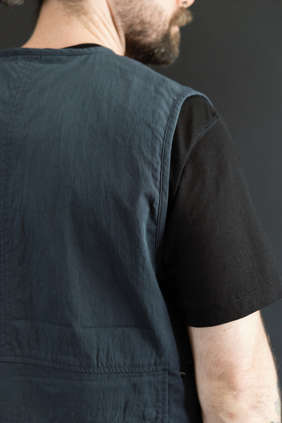 Close-up back view of a male model, 5'9