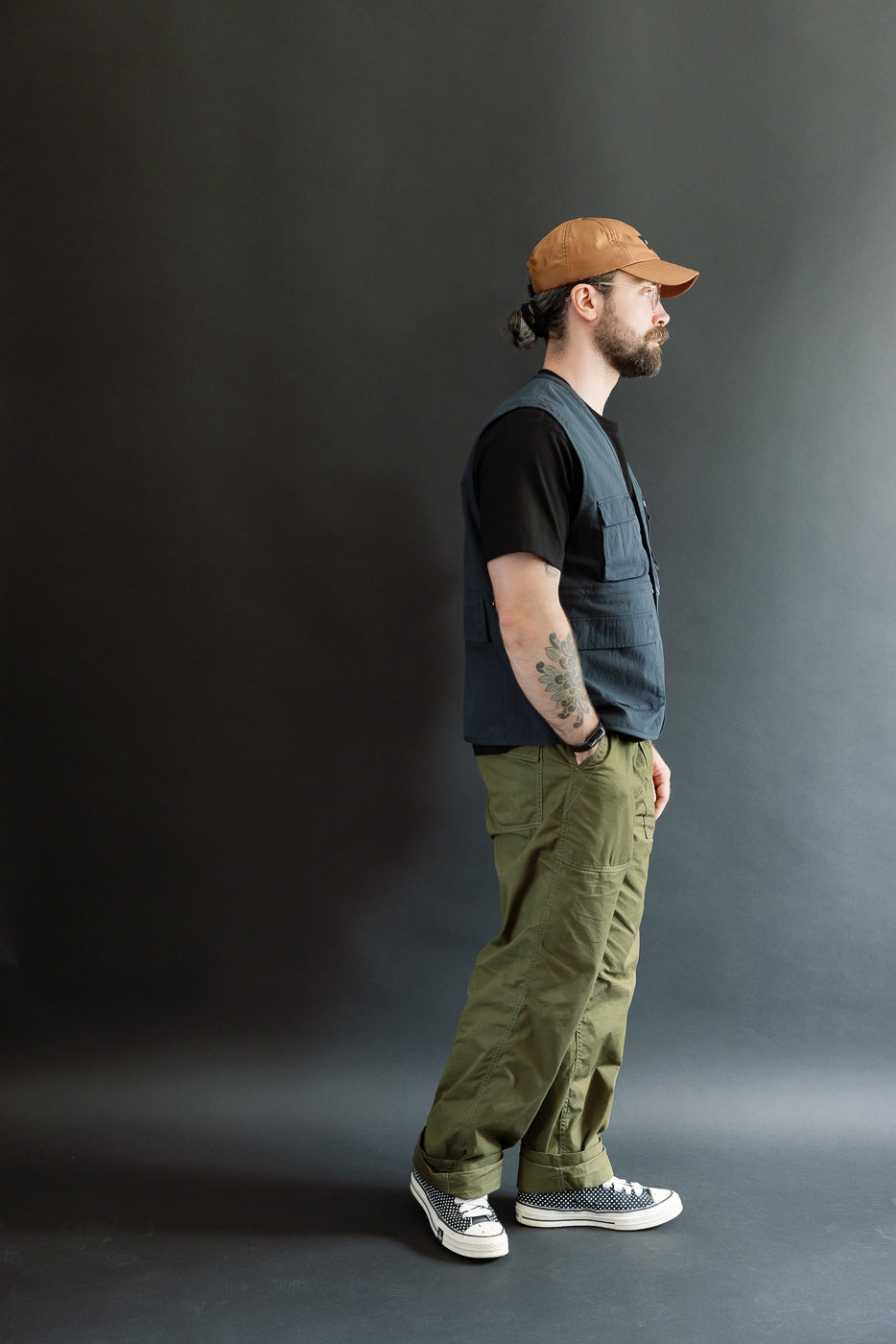 Full body side view of male model (5'9