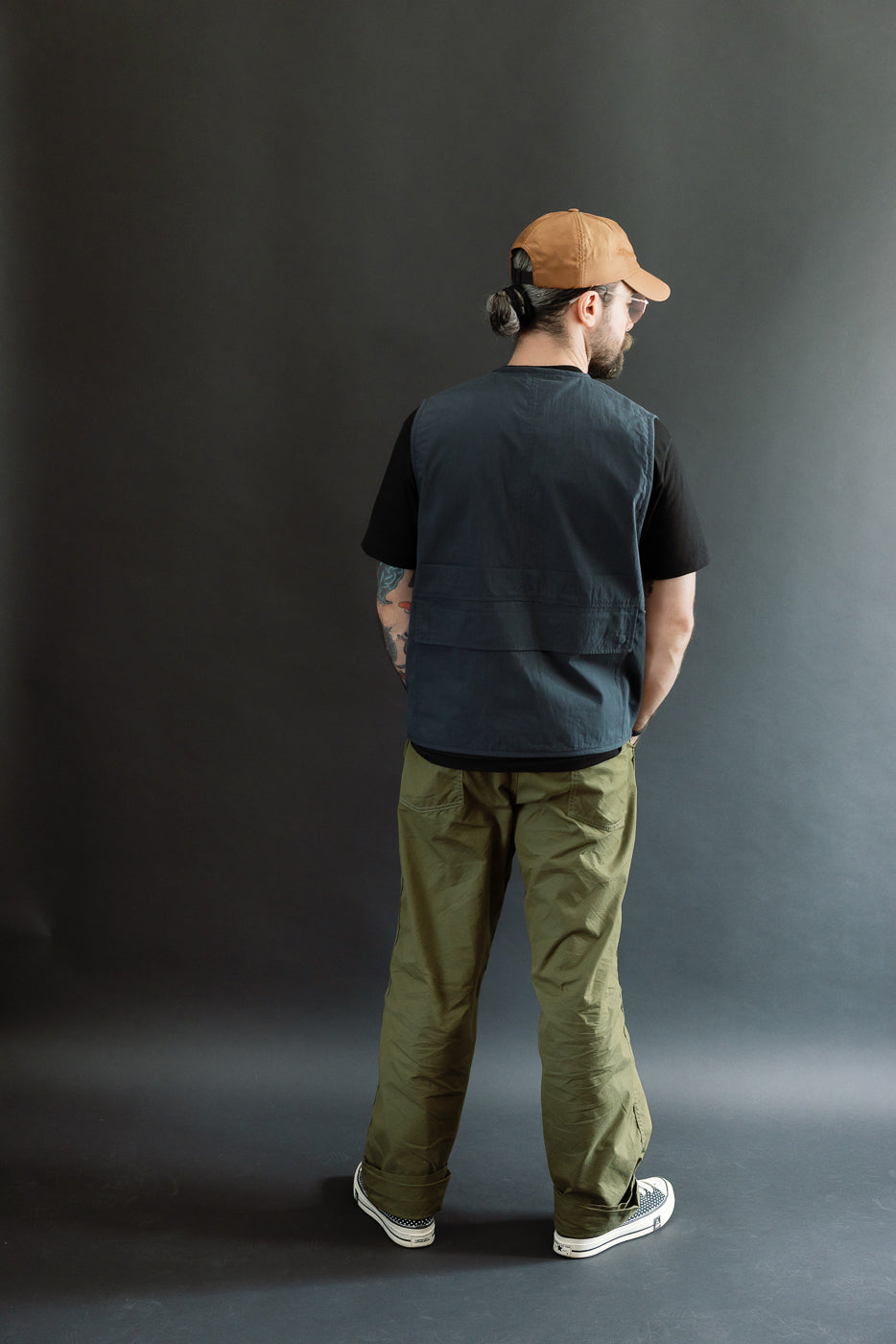 Full body back view of male model, 5'9