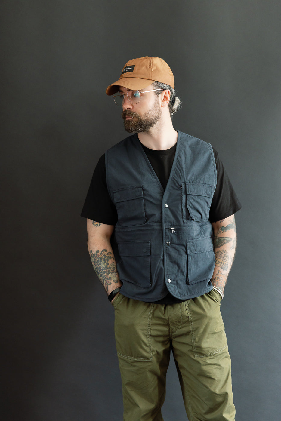 Front view, full body: Male model (5'9