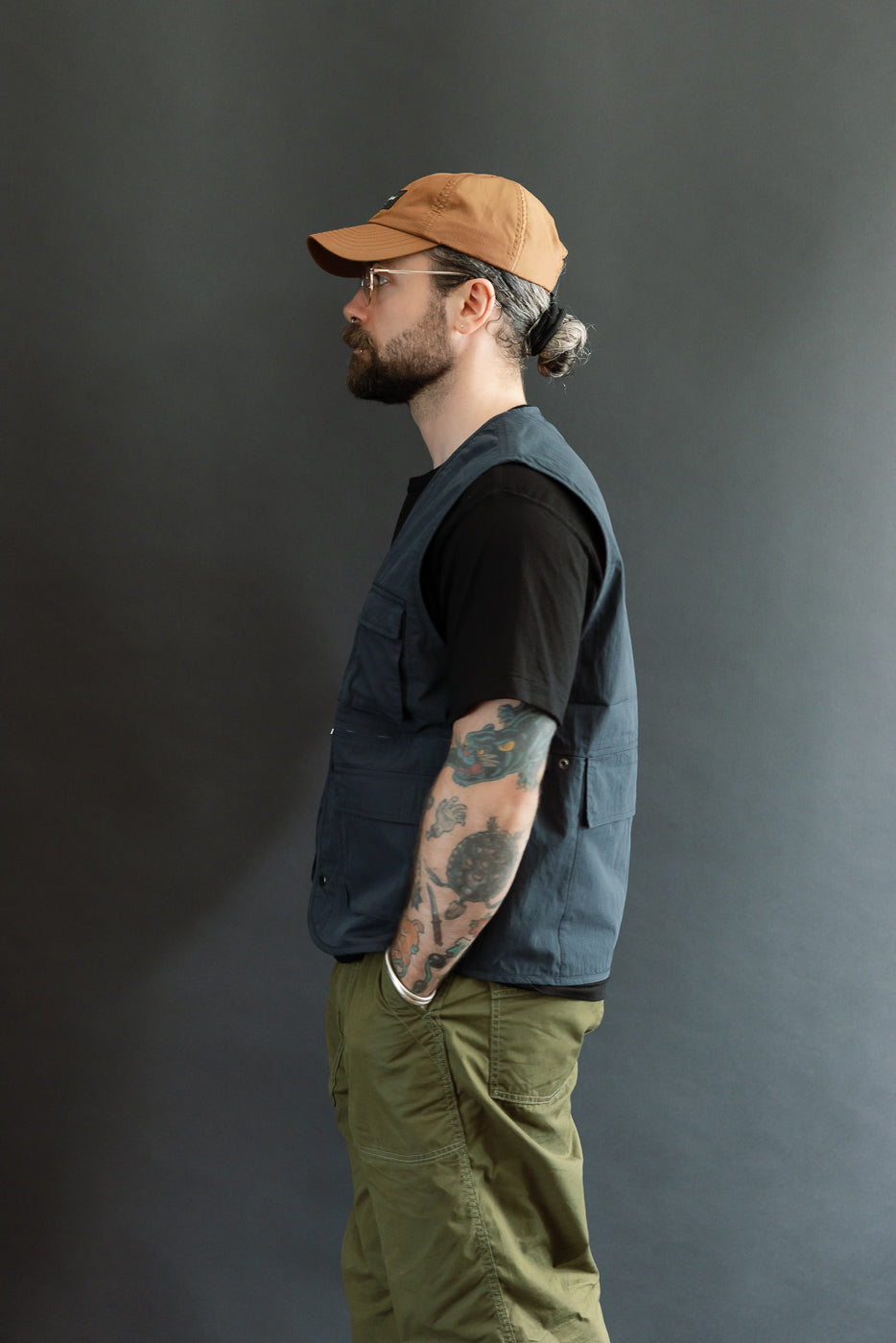 Side view of male model (5'9