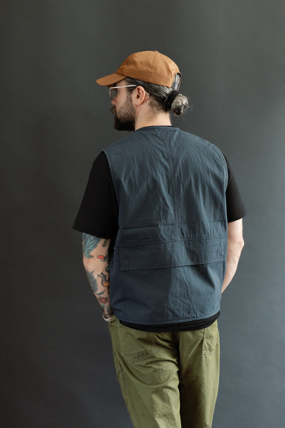 Back view of a male model (5'9