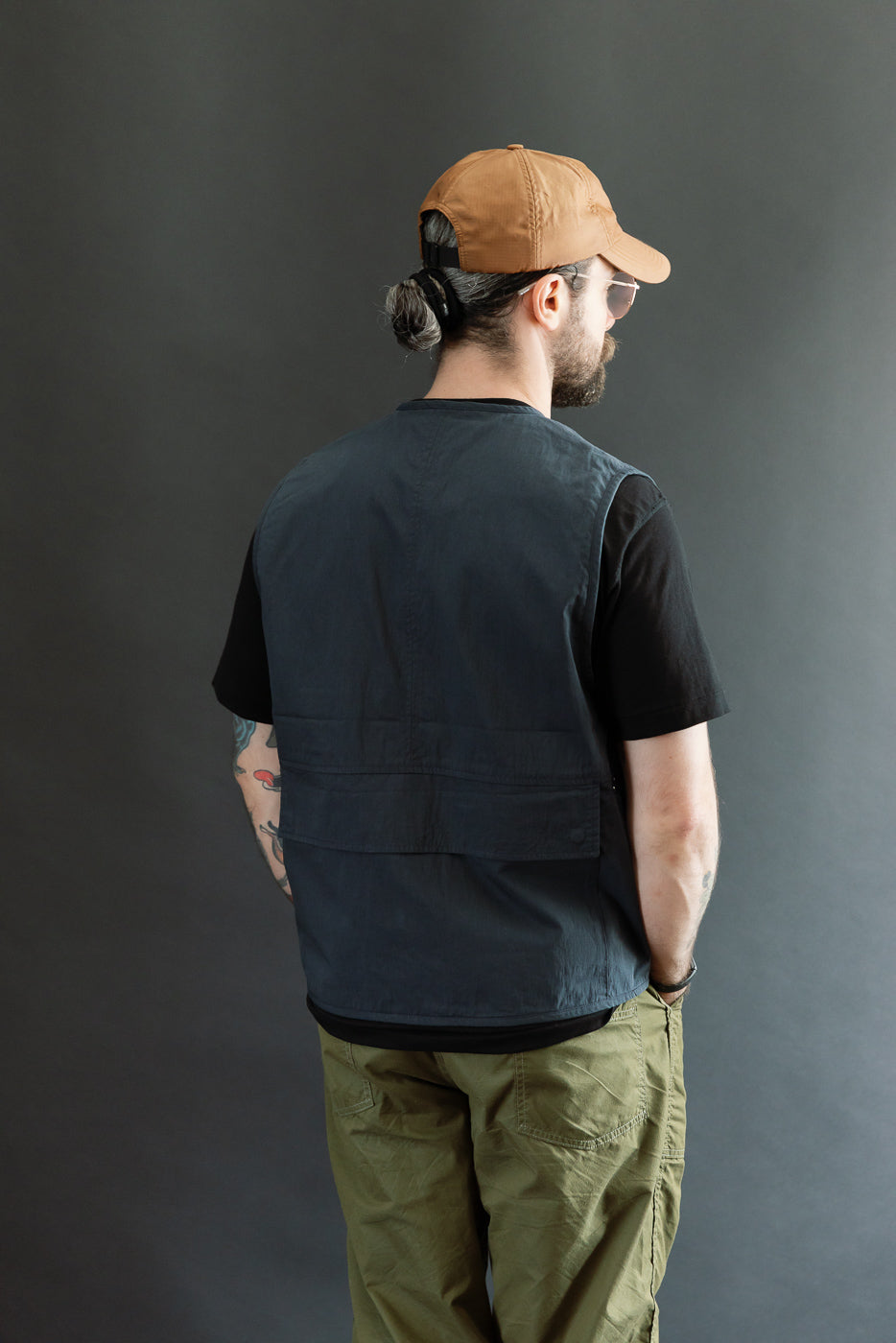 Back view of a male model, 5'9