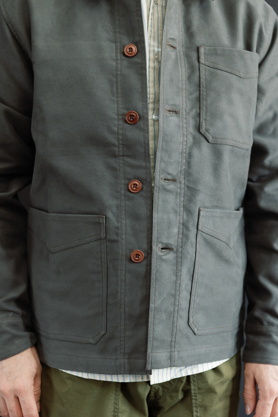 Front view close-up of a male model, 5'9