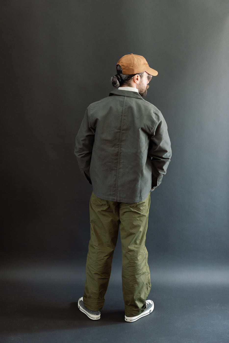 Back view, full body: Male model, 5'9