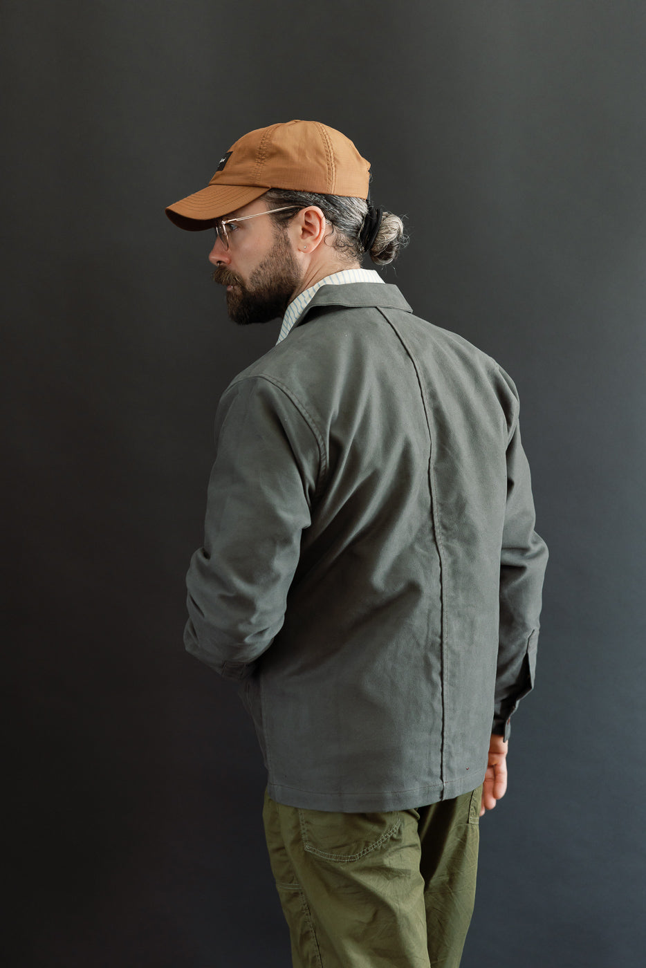 Back view of male model (5'9