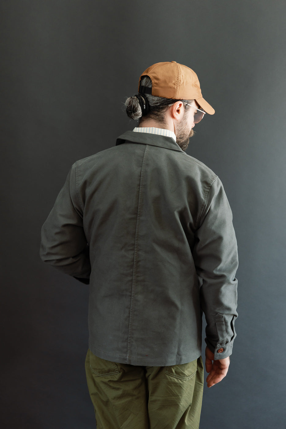 Back view, full body: Male model, 5'9