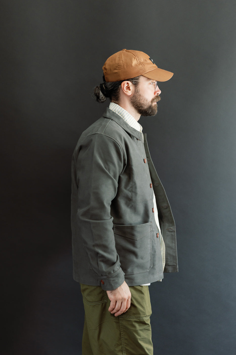 Side view, full body: Male model (5'9