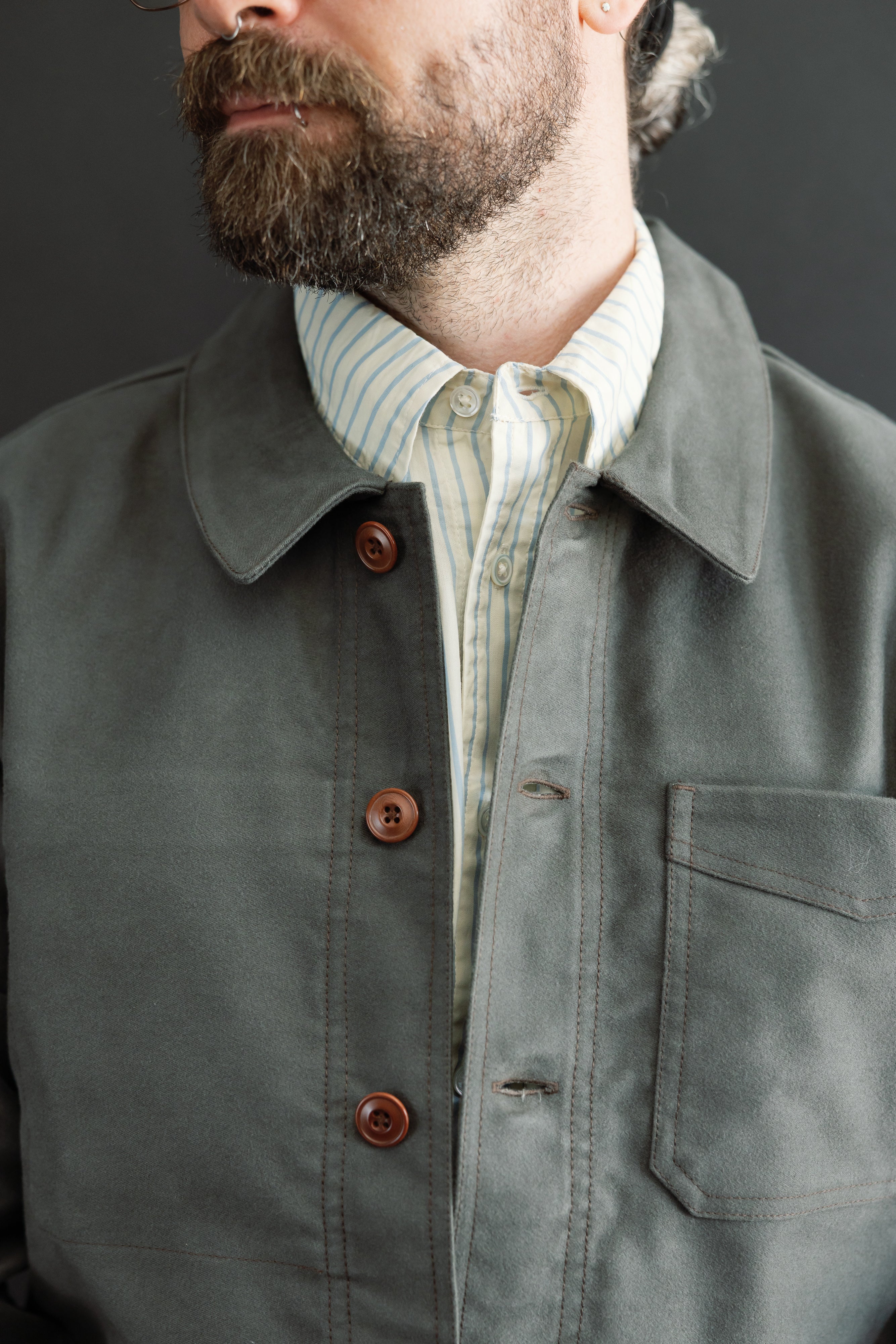 Close-up front view of a male model (5'9