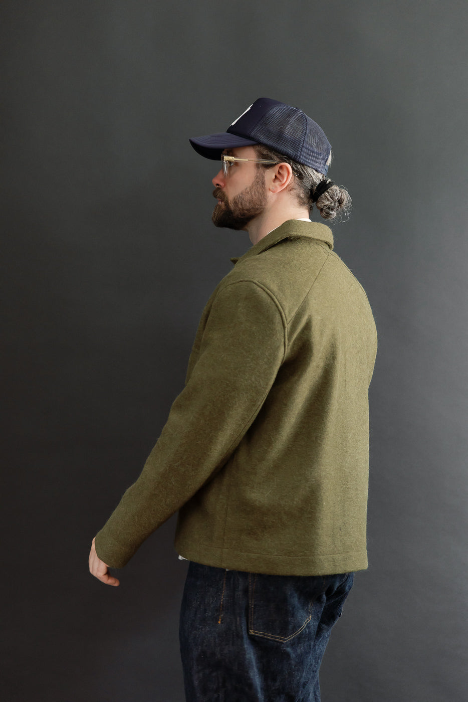 Side view of a male model (5'9