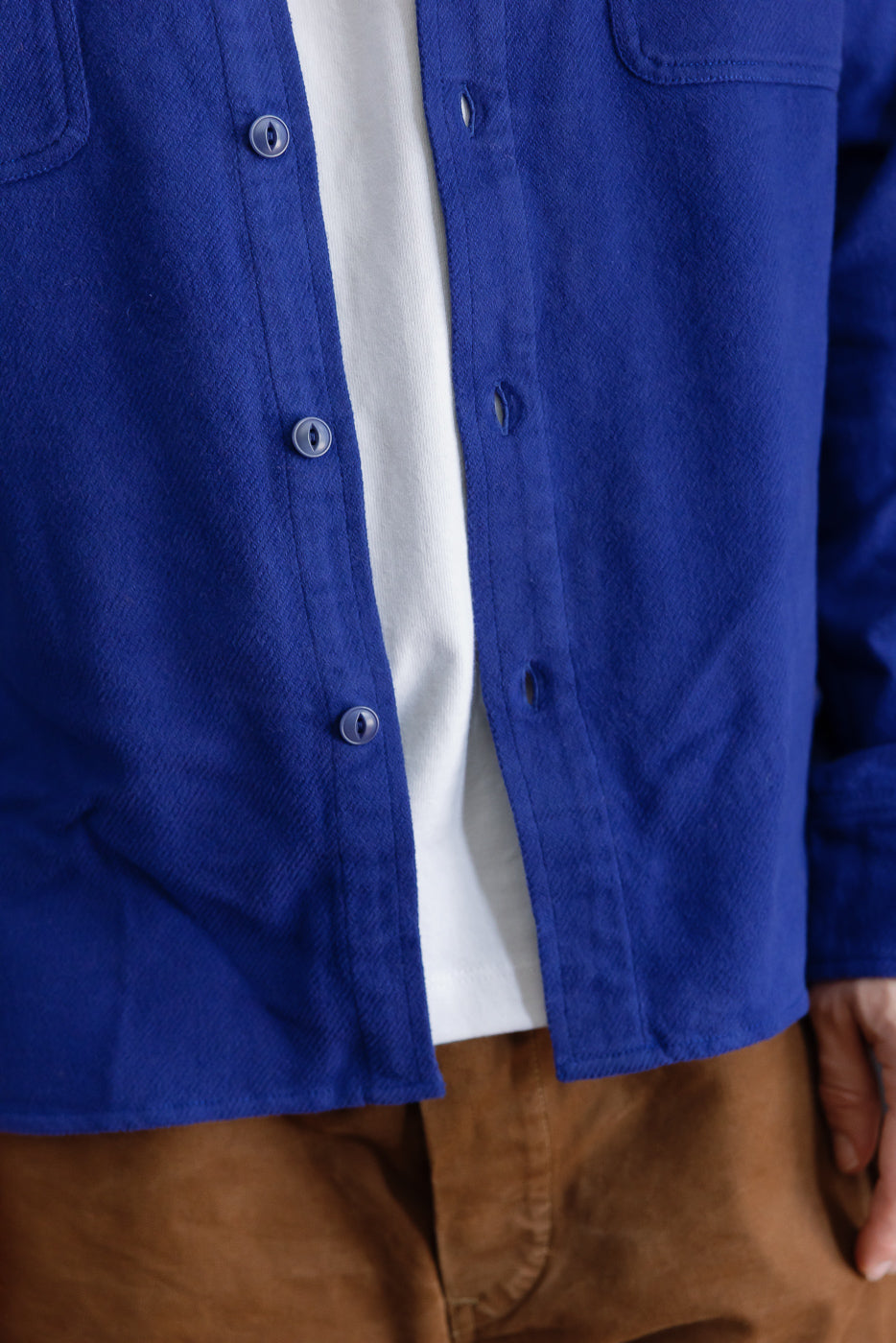 Close-up front view of a male model, 5'9