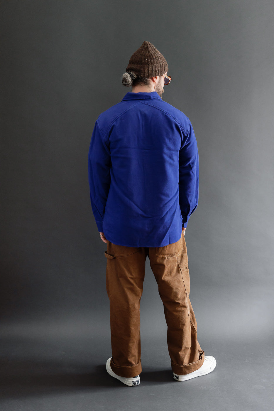 Back view full body of male model, 5'9