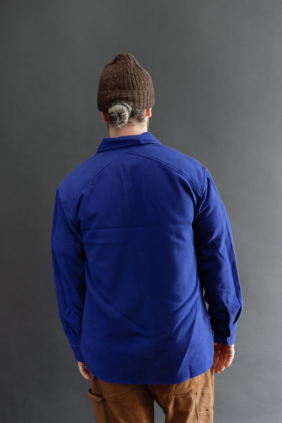 Back view of a male model (5'9