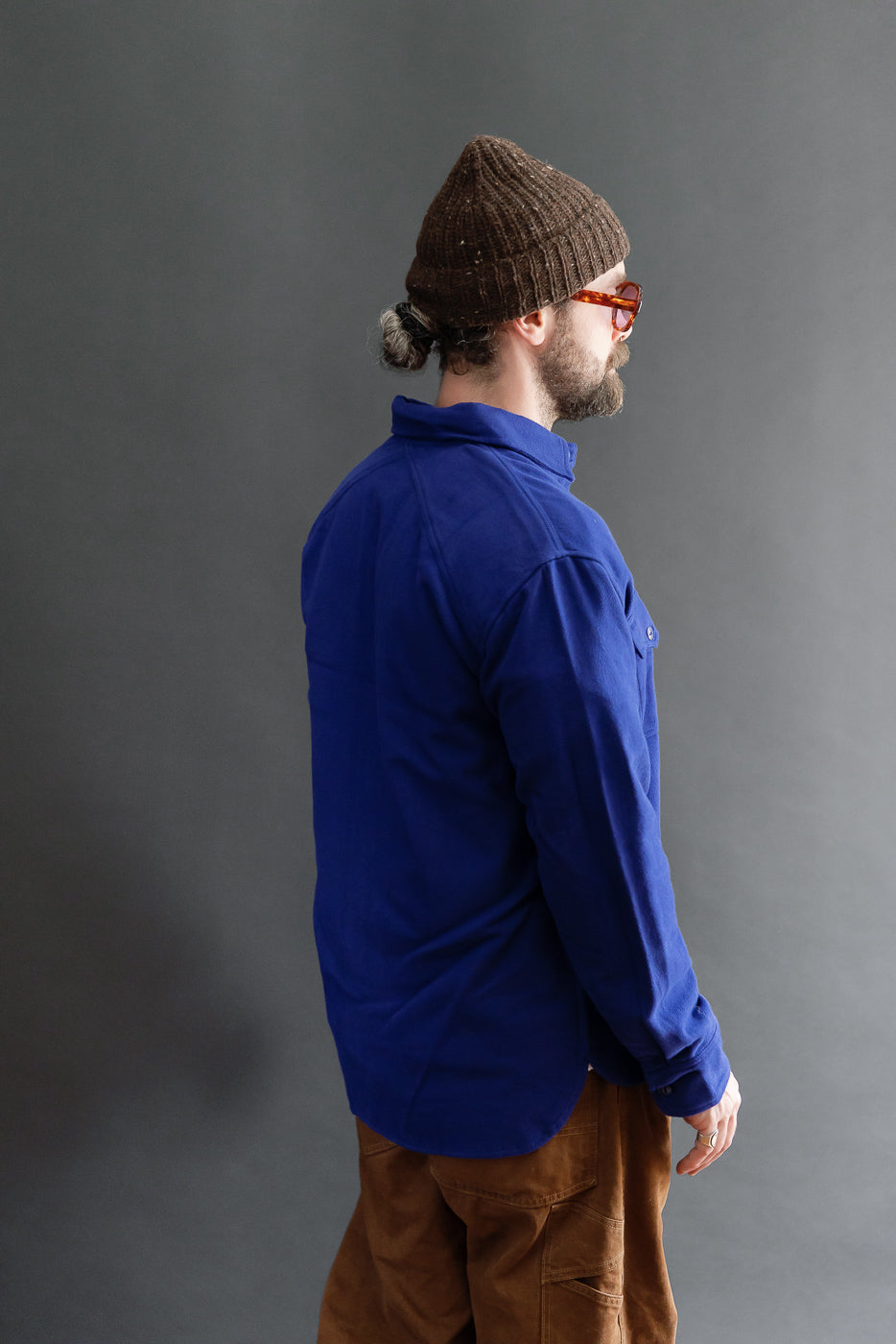 Side view, full body: Male model, 5'9