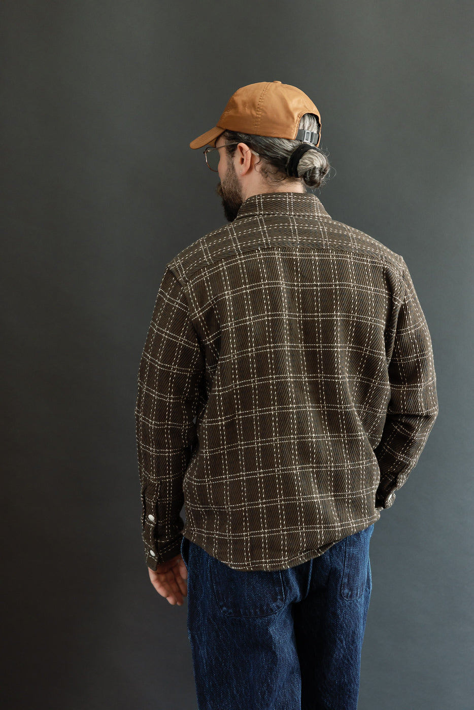 Back view of a male model, 5'9