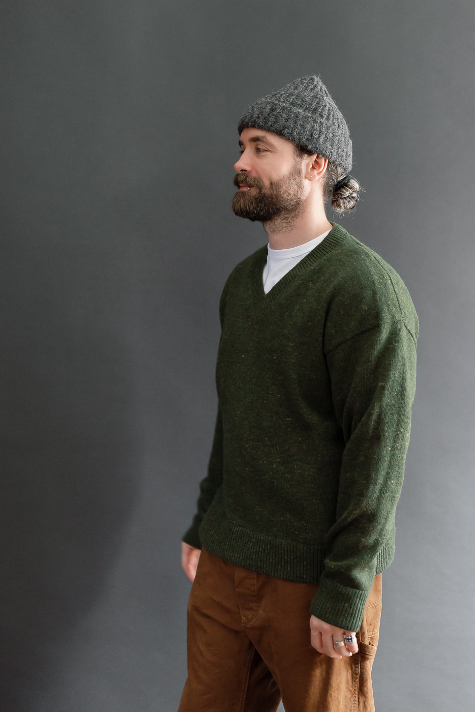 Side view of male model, 5'9