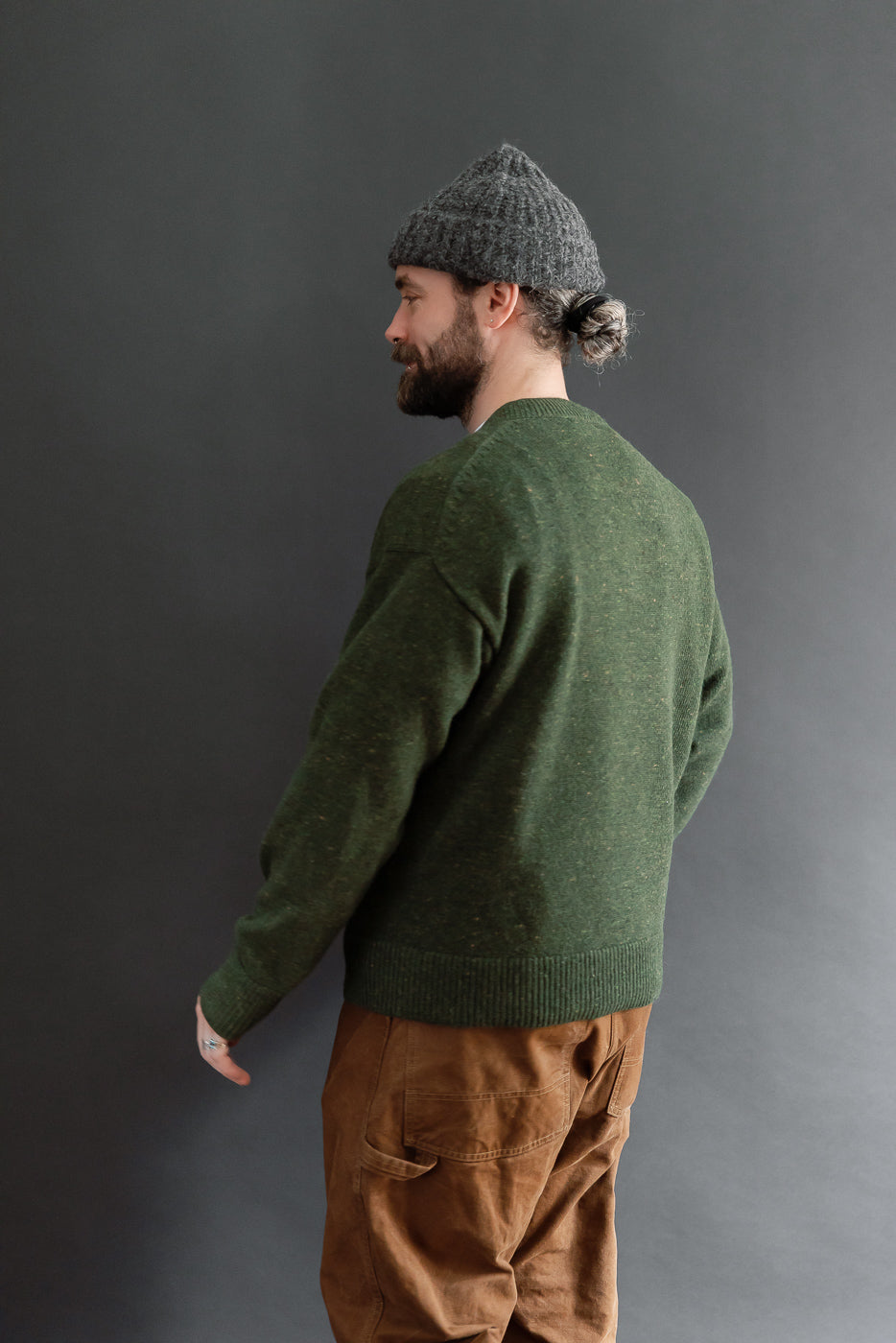 Back view of a male model, 5'9