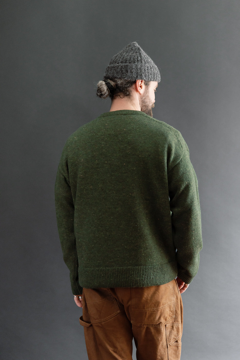 Back view of a male model, 5'9