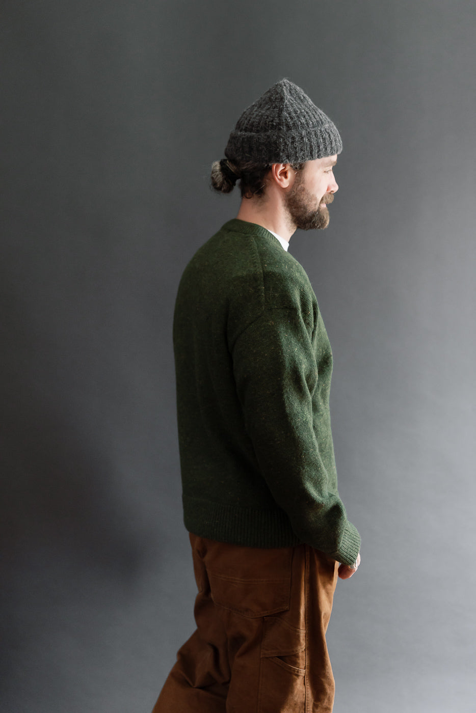 Side view of a male model (5'9